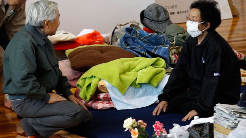 Los emperadores de Japón visitan Fukushima dos meses después de la catástrofe