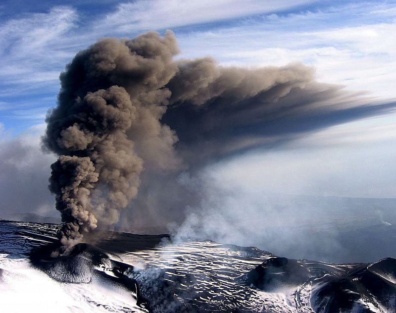 El volcán Etna entra en erupción tres días antes de que el Giro escale su cima