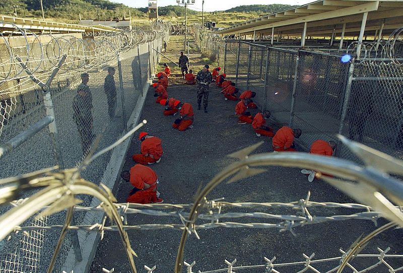 EE.UU. estudia permitir por primera vez visitas familiares a presos de Guantánamo