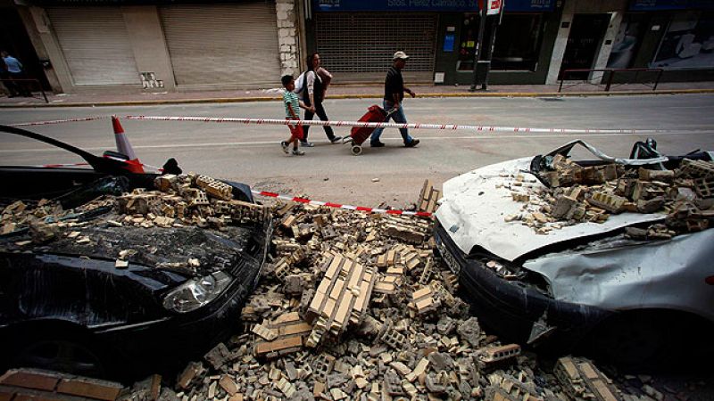 Las calles de Lorca reciben la segunda noche tras el terremoto sin gente en las viviendas