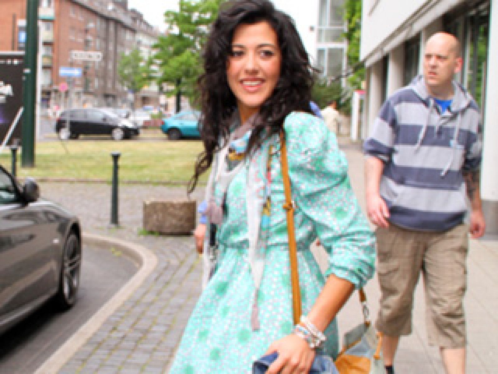 Acompañamos a Lucía Pérez en el que será su último viaje al Düsseldorf Arena. Dentro de pocas horas la cantante estará en el escenario representando a España en el Festival de Eurovisión 2011 con la canción "Que me quiten lo bailao". A su salida del