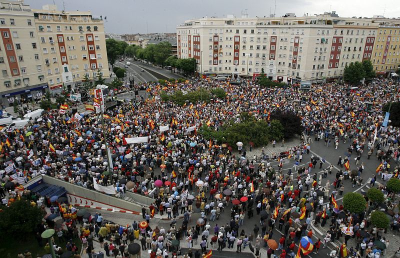 Las víctimas del terrorismo protestan en Madrid por "el paso atrás" con Bildu