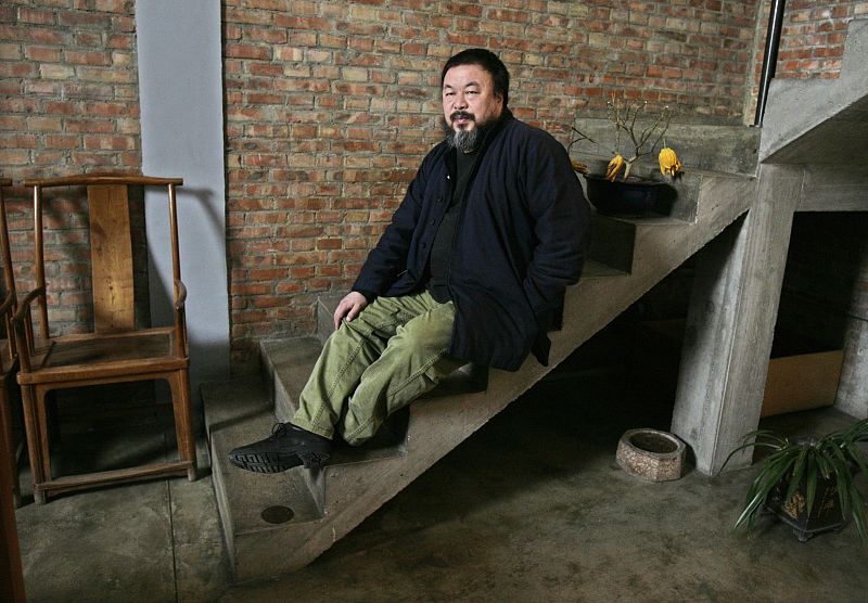China permite al artista Weiwei reunirse con su mujer tras seis semanas de arresto