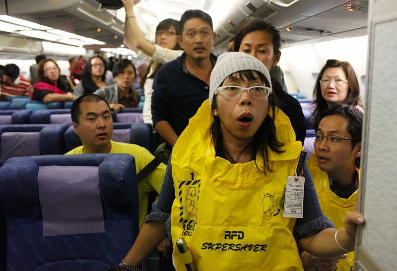 Rezo colectivo en un aterrizaje de emergencia en Singapur: "Dios salva nuestro vuelo"