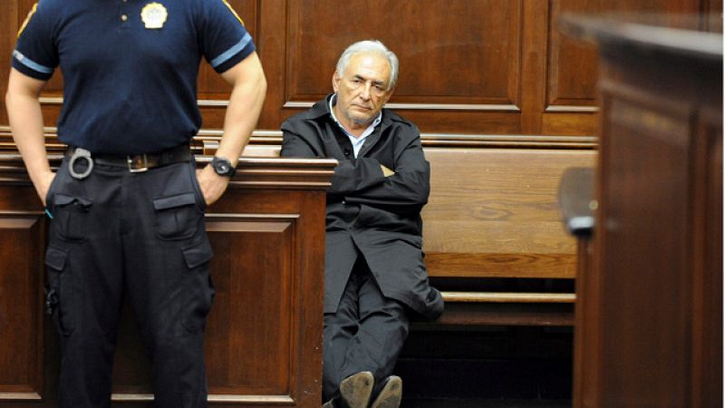La juez de Nueva York ordena que Strauss-Kahn siga en prisión sin fianza por agresión sexual