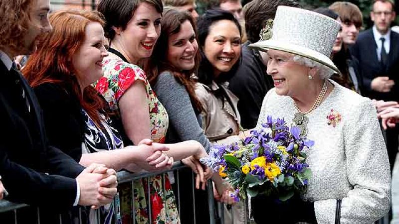 Isabel II honra en su histórica visita a Irlanda a los héroes caídos en la lucha por la independencia