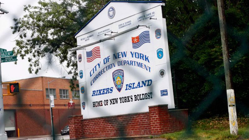 Strauss-Kahn: de la suite de lujo 2806 a una celda de Rikers Island