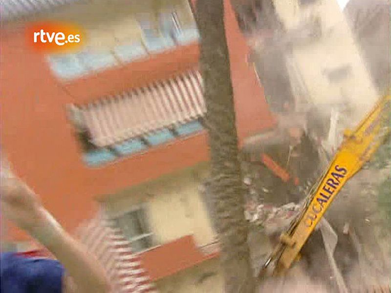 Se cae un edificio en Lorca cuando comenzaba su demolición