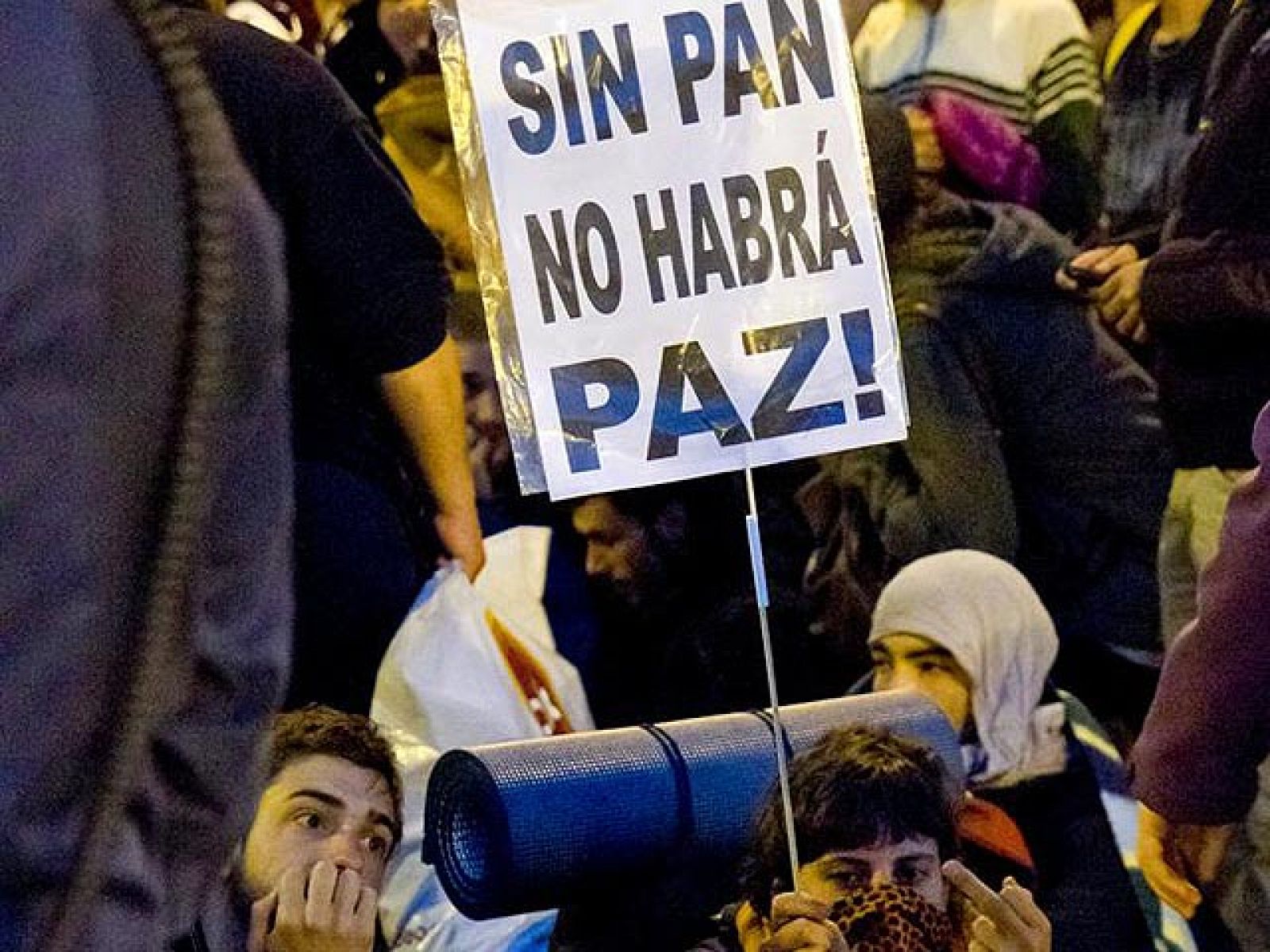 Las fuerzas de seguridad han desalojado el campamento organizado en la puerta del Sol de Madrid