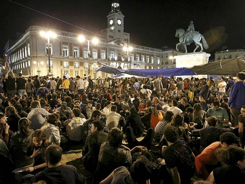 Miles de personas se concentran en la Puerta del Sol al grito de "esto es solo el principio"