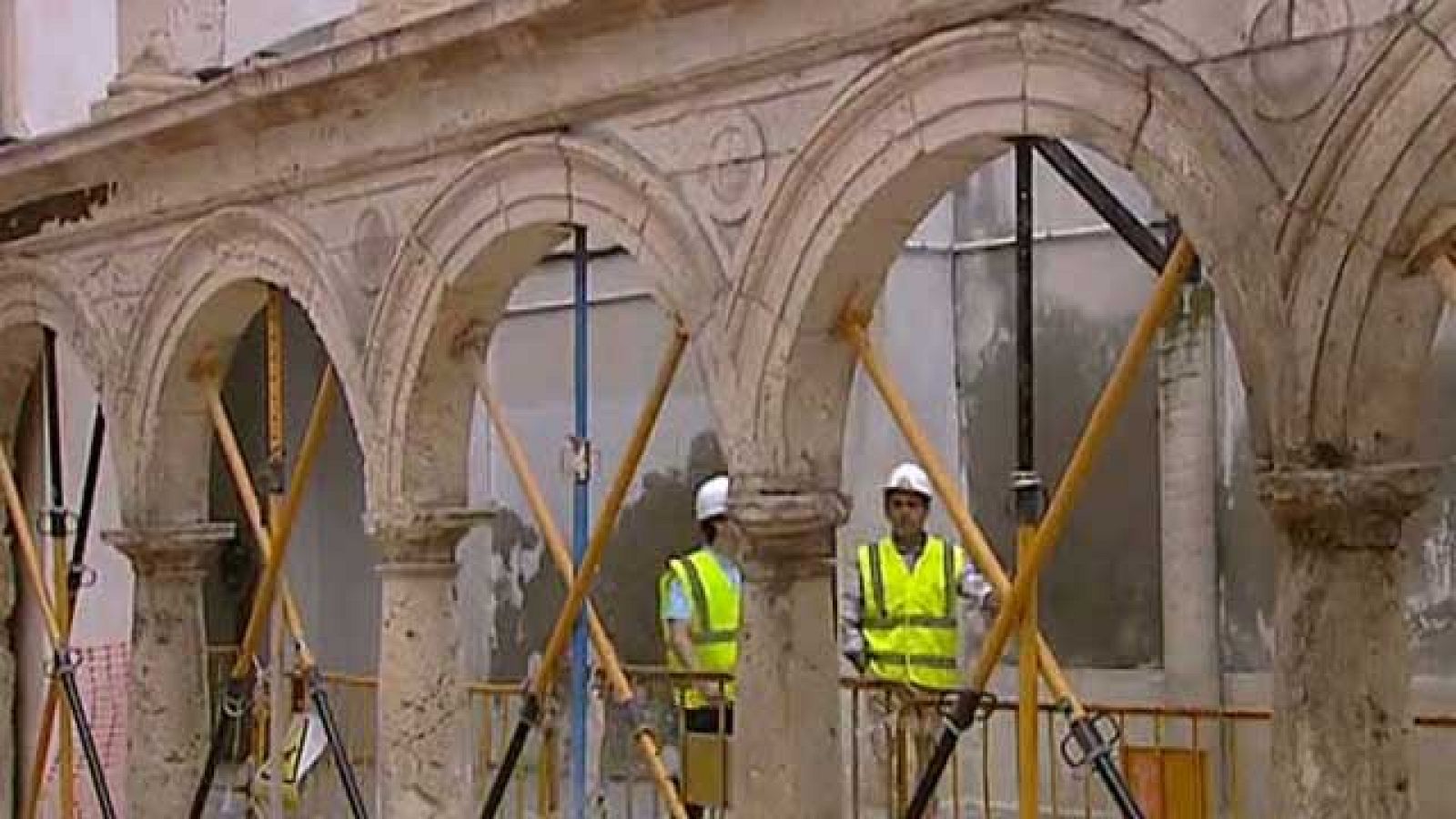 Los sanitarios llevan 3.000 vacunas al campamento de Lorca, mientras sigue la reconstrucción del municipio