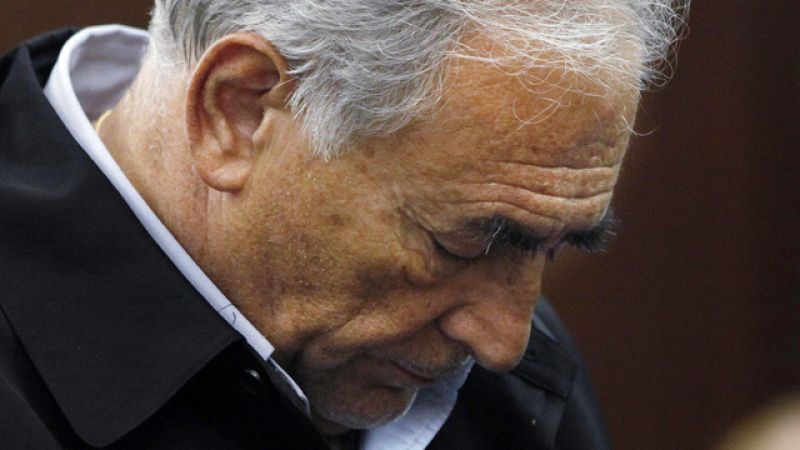 El FMI anuncia la dimisión de Strauss-Kahn y el francés niega todas las acusaciones