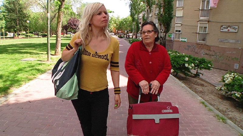 Lluvia Rojo, la actriz de 'Cuéntame' entrega comida con el Banco de Alimentos de Madrid