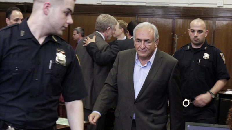 Strauss-Kahn es oficialmente acusado de abuso sexual pero el juez le deja en libertad bajo fianza