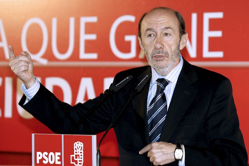 Rubalcaba deja la campaña electoral en medio de las protestas del Movimiento 15-M