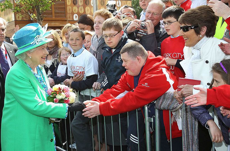 Isabel II cierra su visita a Irlanda con un baño de multitudes y un saludo a un alcalde del Sinn Fein