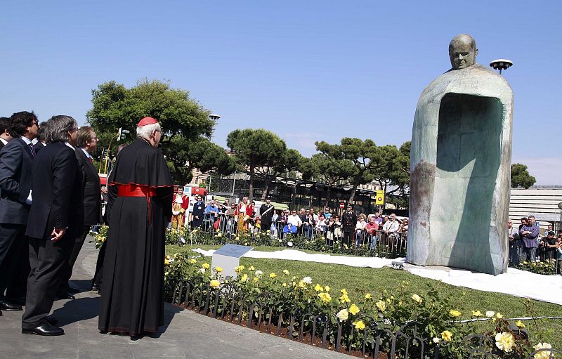 Una escultura del papa Juan Pablo II desata la polémica en Roma