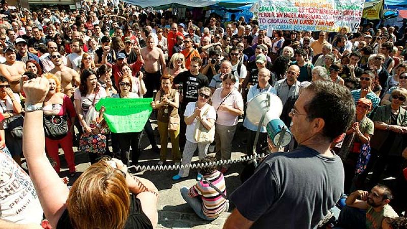 El Movimiento 15M desborda Sol al grito de "¡hoy no nos echan y mañana nos vemos!"
