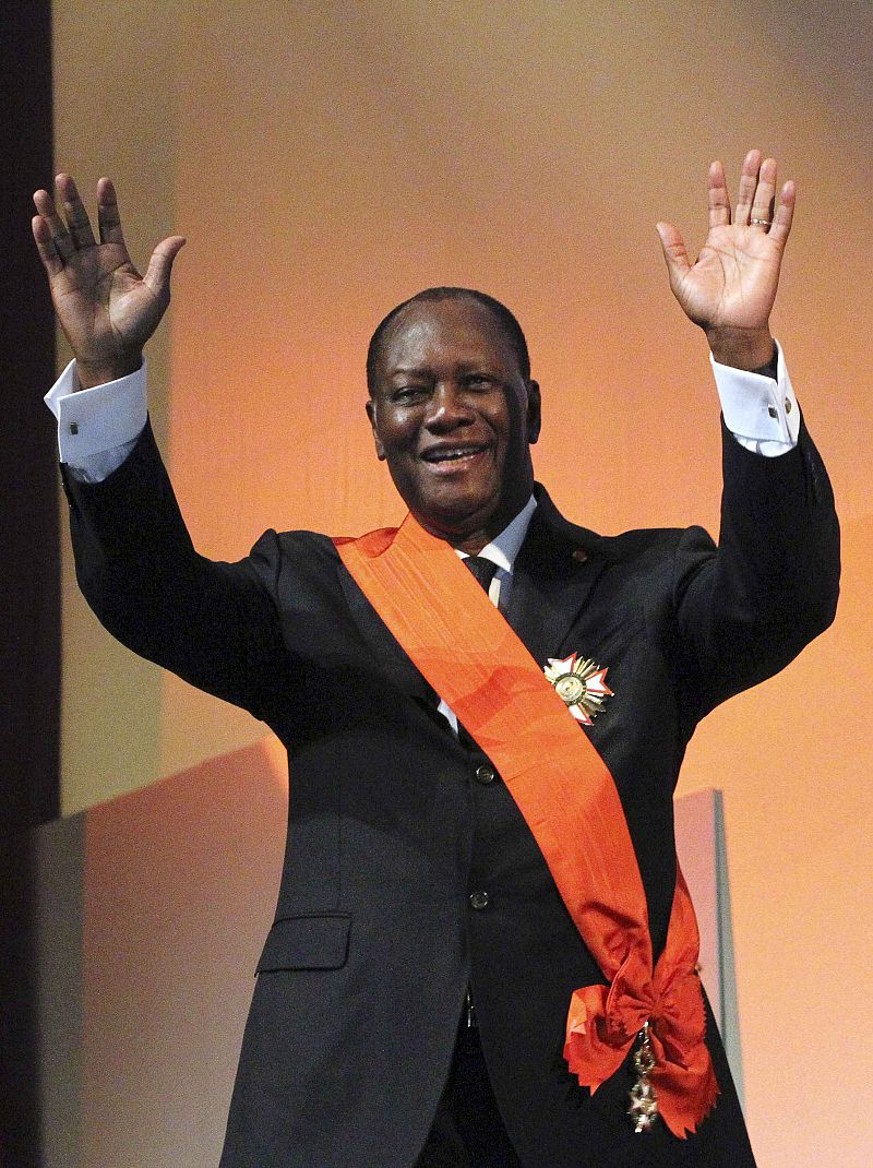 Alassane Ouattara jura su cargo como presidente tras seis meses de crisis en Costa de Marfil