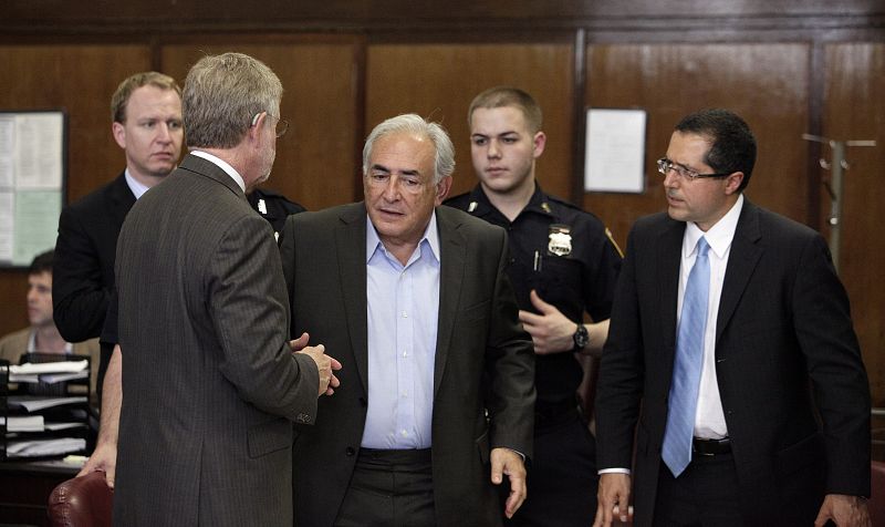 En su primer día en arresto domiciliario, Strauss-Kahn conoce a otros vecinos