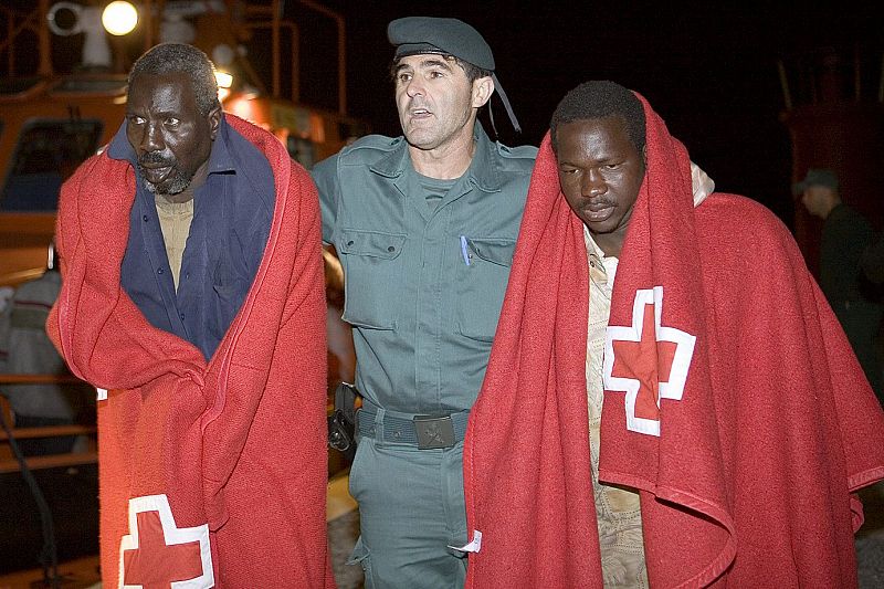 Rescatan una patera a la deriva con 37 inmigrantes en la costa de Granada