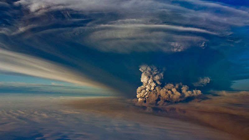 La erupción de un volcán obliga a cerrar temporalmente el espacio aéreo islandés