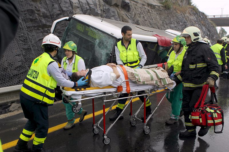 Al menos 16 personas resultan heridas al volcar un autobús en Bilbao