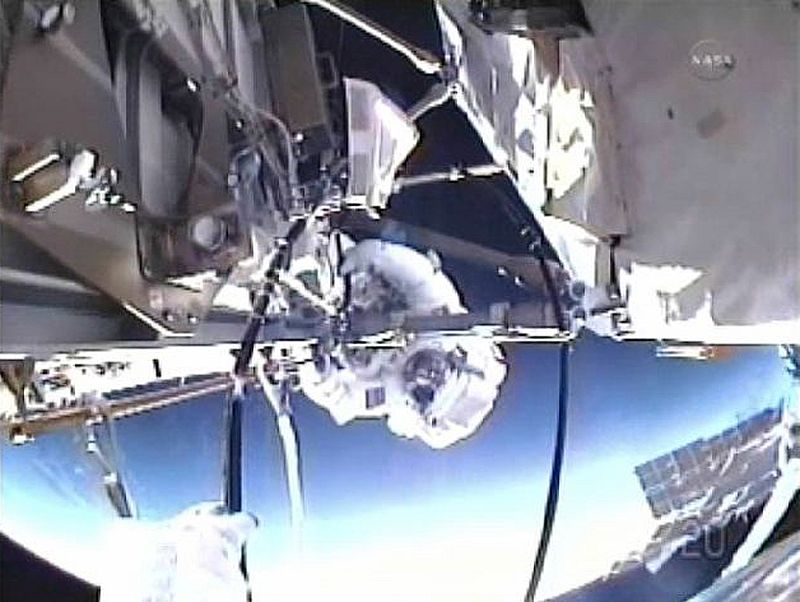 Los astronautas del Endeavour reparan el robot Dextre y un mecanismo de rotación de placas