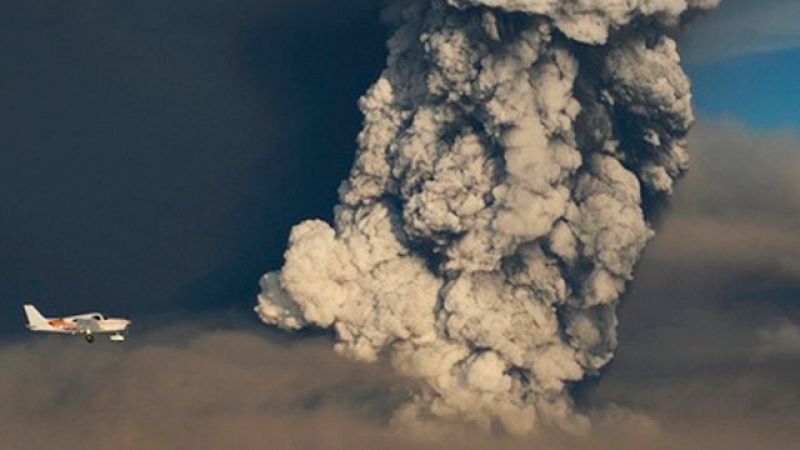 Bruselas advierte: La nube volcánica provocará una "semana muy difícil" en los aeropuertos