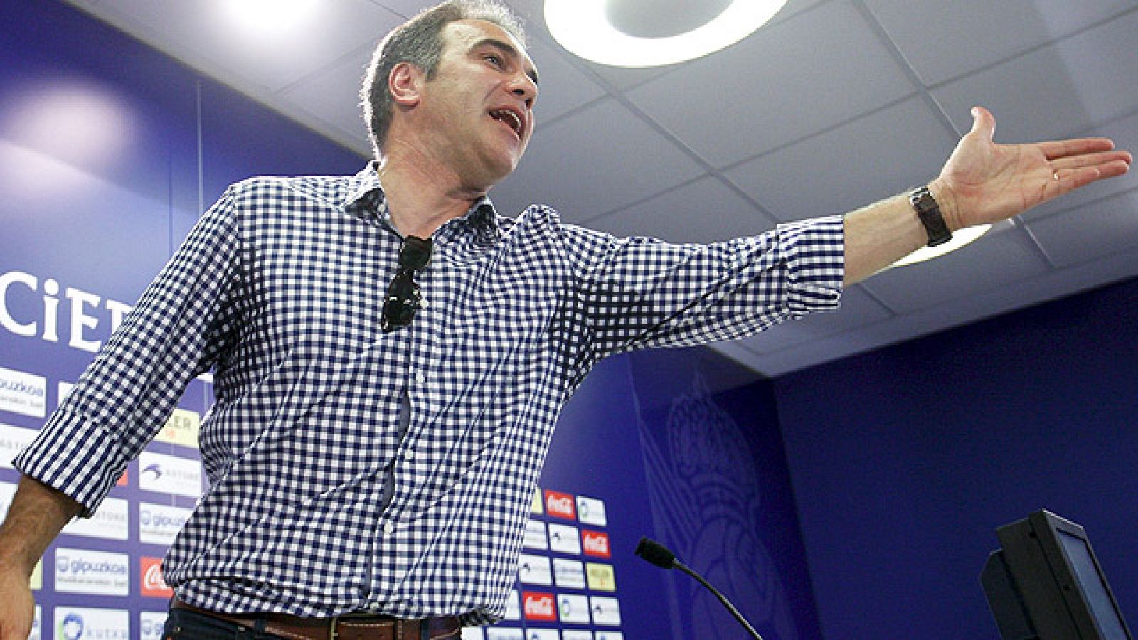 El final de Liga ha traído consigo mucho movimiento en los banquillos españoles. El entrenador de la Real Socidad, Martín Lasarte, se ha despedido de la entidad, mientras que el futuro de Manzano y Caparrós es incierto, aunque ambos optan a sustituir