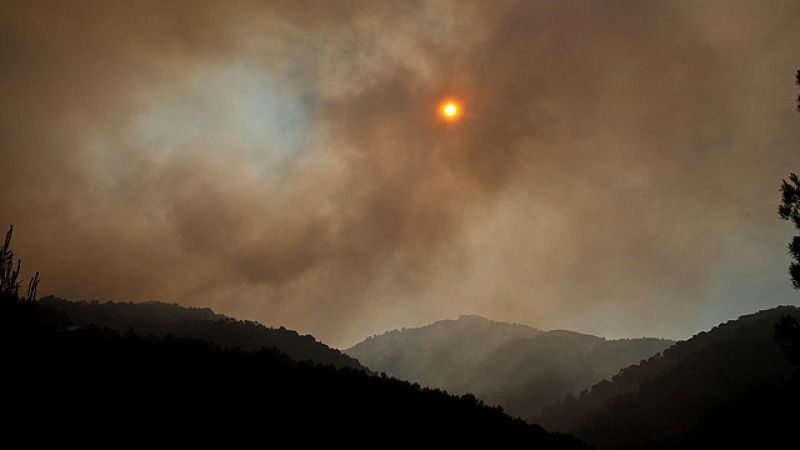 Se declara un incendio de "cientos de hectáreas" en Ibiza que obliga a desalojar a nueve familias