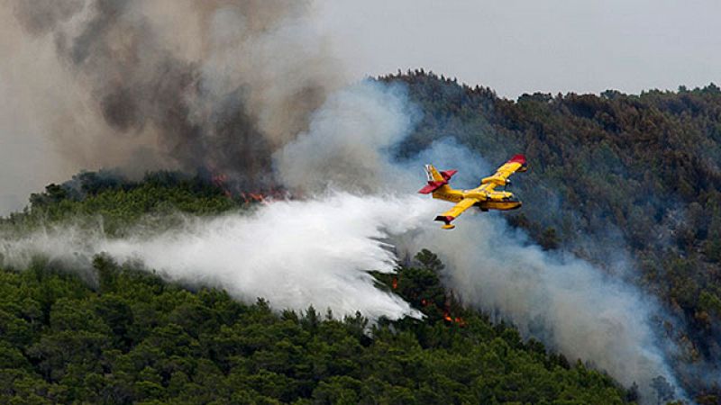 El incendio de Ibiza obliga a desalojar a más de un millar de personas y arrasa 1.500 hectáreas