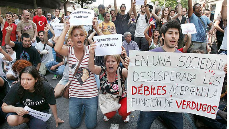 La Generalitat afirma que los Mossos cargaron en plaza de Cataluña "para defenderse"
