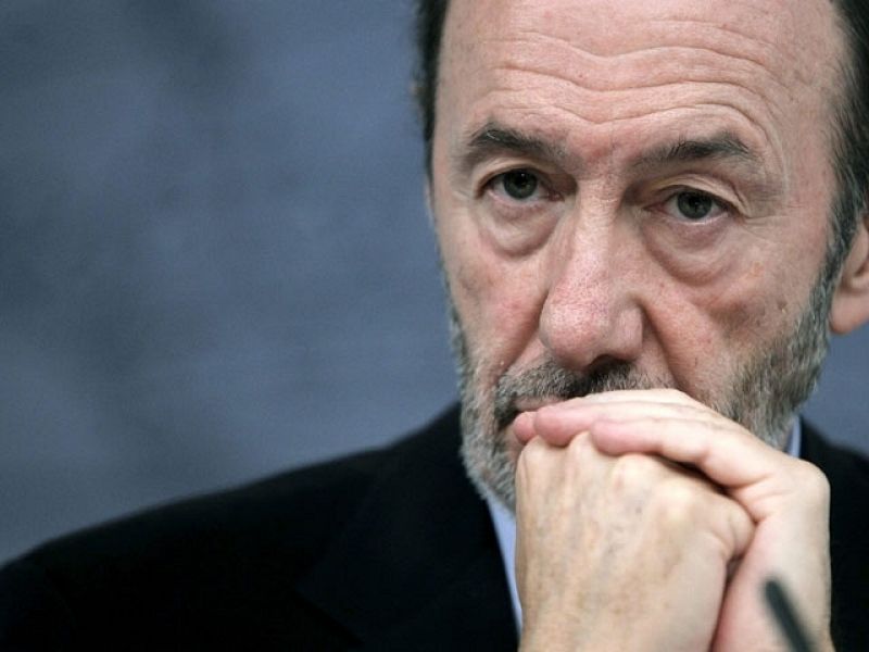 Zapatero y los barones aúpan a Rubalcaba como sucesor sin renunciar a las primarias