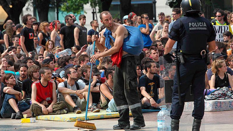 Miles de personas se concentran en la plaza de Cataluña de Barcelona contra el desalojo policial