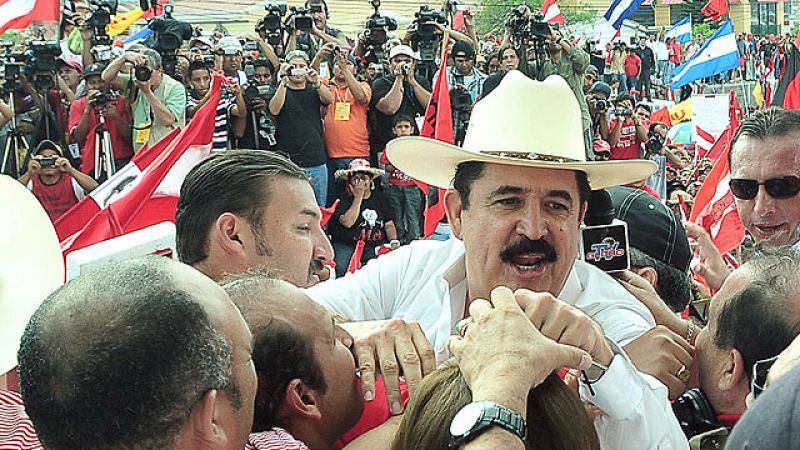 Zelaya regresa a Honduras con un futuro político incierto dos años después de ser derrocado