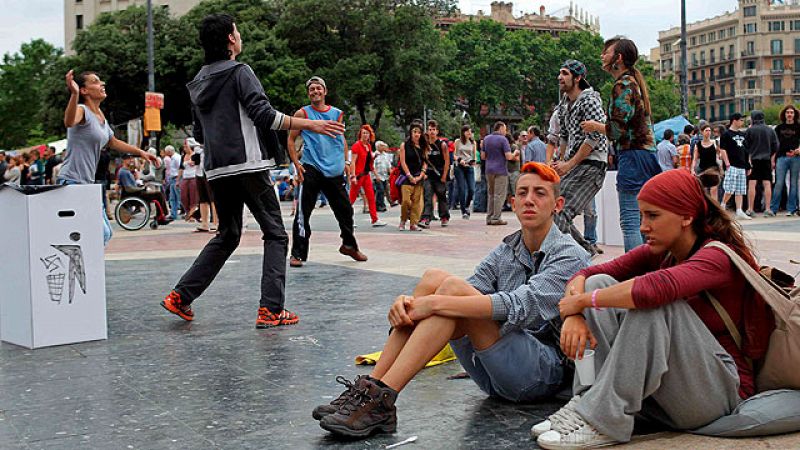 Cientos de ciudadanos visitan la plaza Cataluña para animar a los acampados
