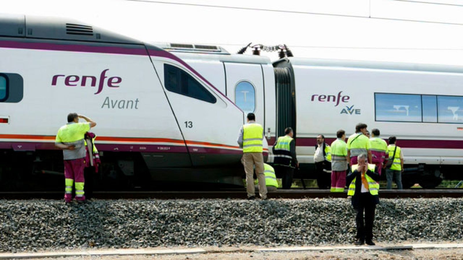 El descarrilamiento de un tren en Calatayud, en Zaragoza, ha provocado retrasos durante toda esta mañana en la línea de alta velocidad que une Madrid y Barcelona