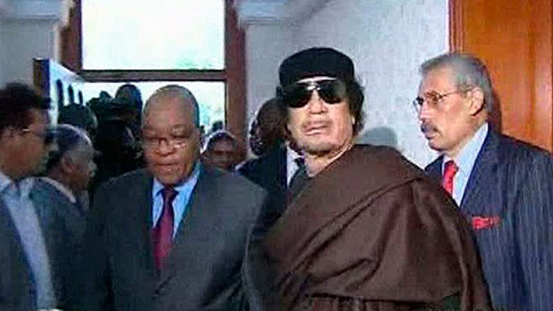 Gadafi comunica a Zuma que se sigue negando a dejar Libia pese a los bombardeos