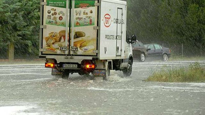 Una tormenta de agua y granizo provoca cortes de luz e inundaciones en Valladolid