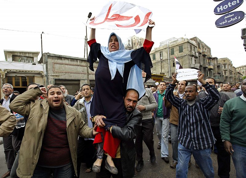 Un general egipcio confirma que se hicieron "pruebas de virginidad" a algunas detenidas