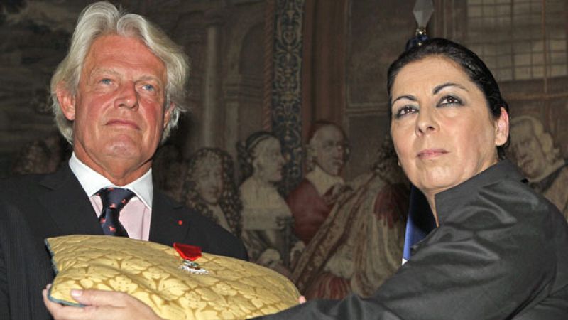 La viuda de Enrique Morente recoge la Legión de Honor con que Francia honró al cantaor en vida