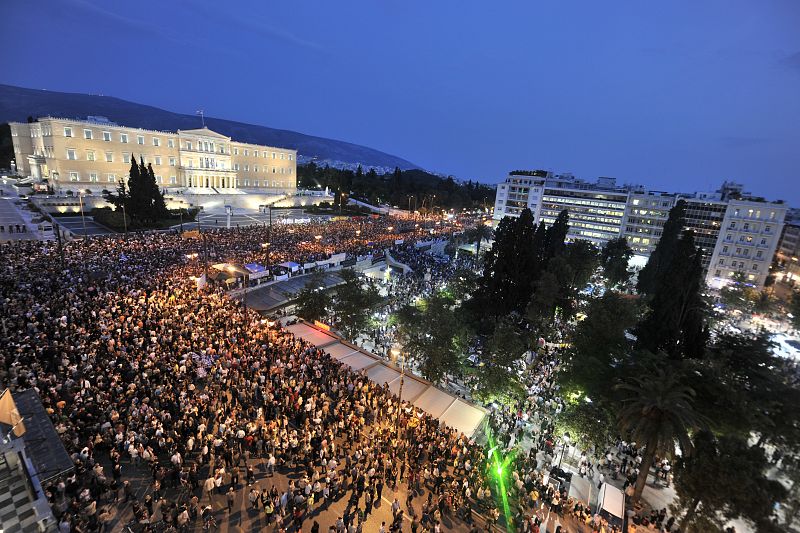 Miles de indignados impiden a varios diputados griegos salir del Parlamento