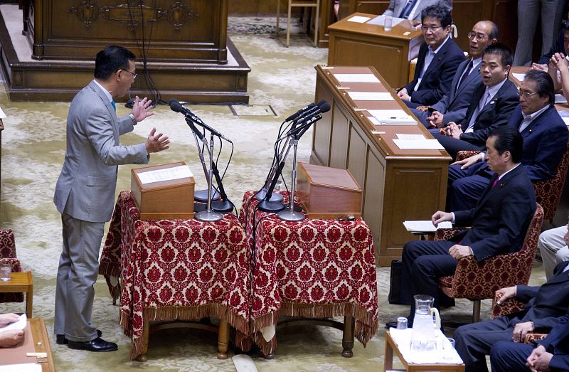 Una moción de censura pone contra las cuerdas a Naoto Kan