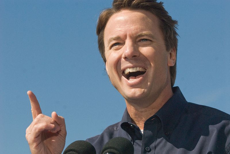Procesan a John Edwards por malversar fondos de su campaña para silenciar a su amante
