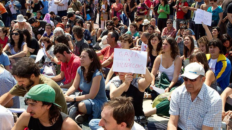 Los "indignados" de Cataluña acuerdan acampar ante el Parlament el día 14 de junio