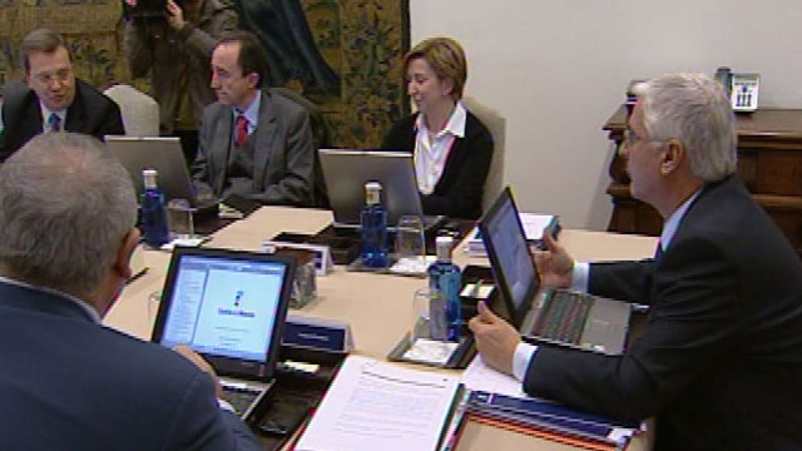 El PSOE acusa al PP de "gamberrismo político" al cuestionar las cuentas de las autonomías