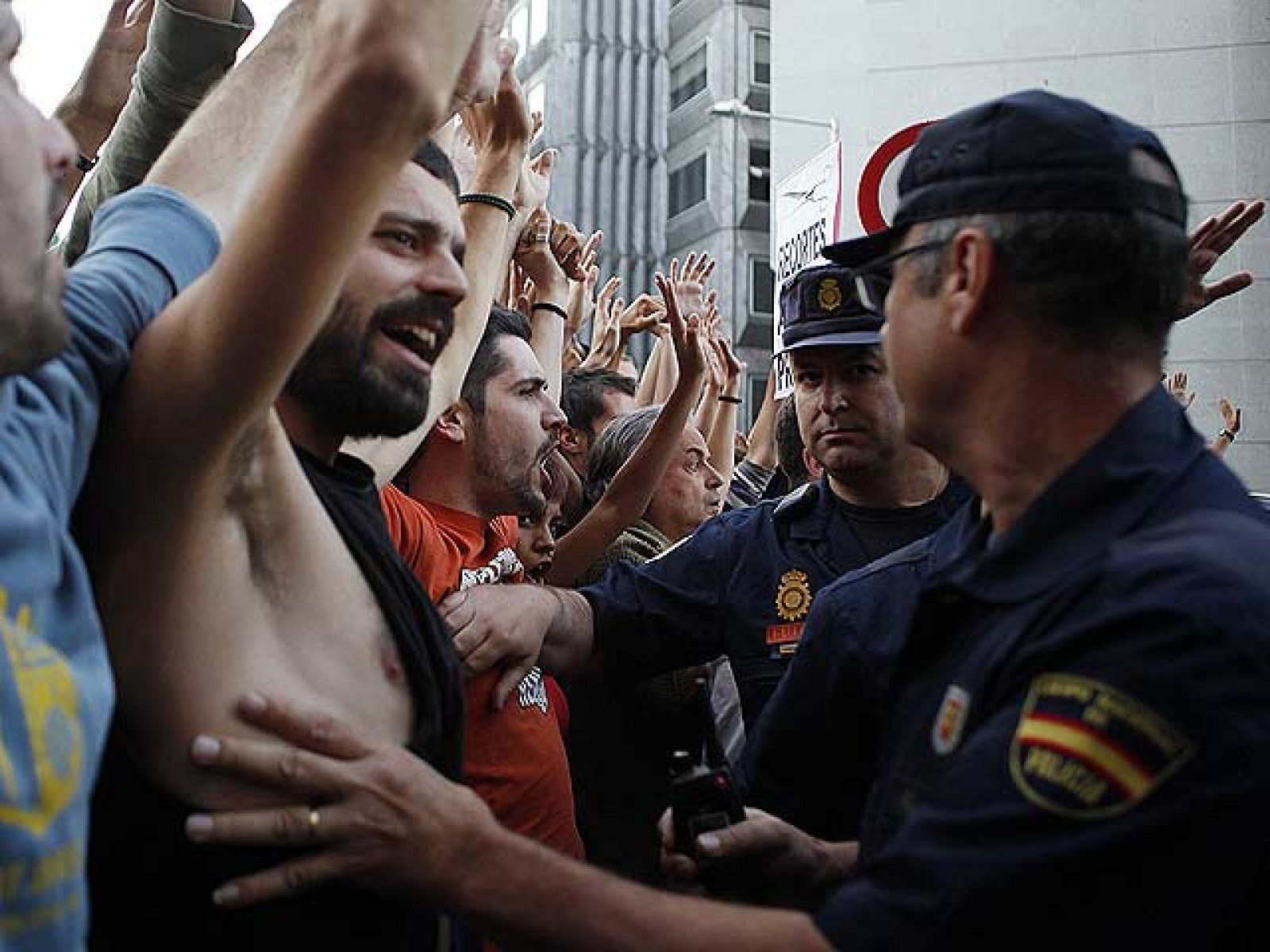 Los acampados de Sol protestan ante el Congreso y en Barcelona ante el Parlament | Ver