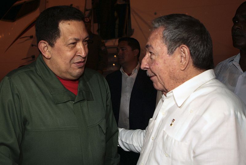 Chávez llega a Cuba para ver a los Castro y repasar la relación bilateral