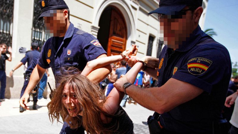 La carga policial contra los 'indignados' de Valencia deja cinco detenidos y 18 heridos